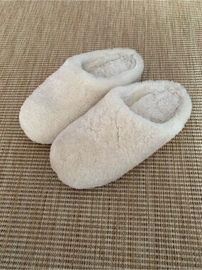 Kith Myla Shearling Sheepskin Fuzzy Slippers Flats Natural Cream Ivory White